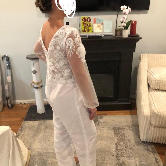 Elegant White Lace Gown - Picture 6 of 10